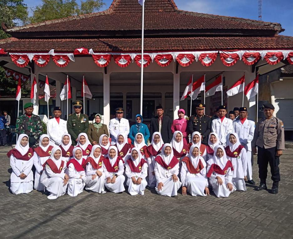 PASKIBRA dan PADUSA AL ISLAM JORESAN sukseskan Upacara HUT RI di Kecamatan Mlarak