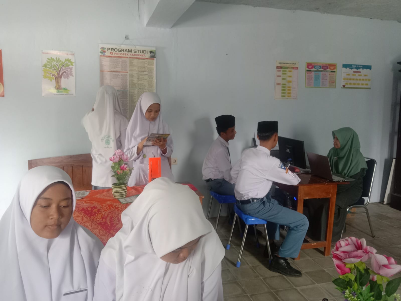 Guru Bimbingan Konseling (BK) MA Al Islam Joresan aktif dampingi siswa kelas XII verifikasi Pangkalan Data Sekolah dan Siswa (PDSS)