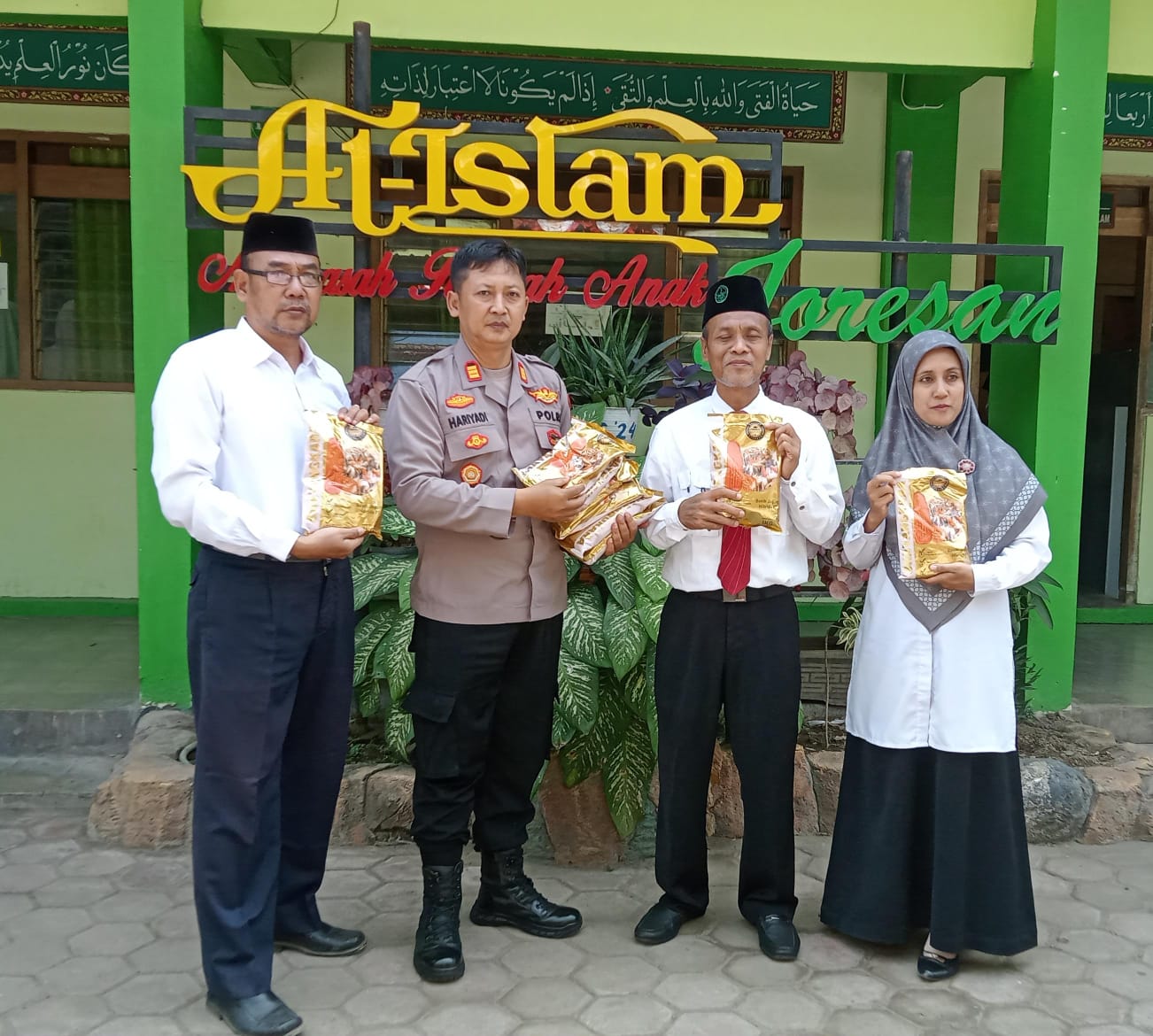 Kapolsek Mlarak Beri Stimulan Benih Jagung ke Al Islam Joresan untuk Program upaya Ketahanan Pangan.