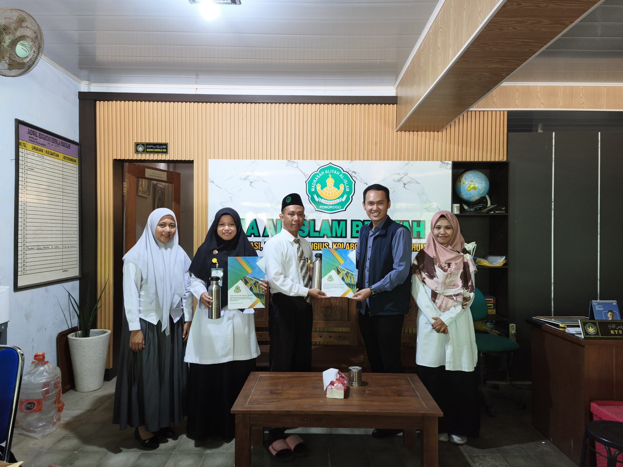 Guru BK MA Al Islam Joresan Sambut Kunjungan Strategis Tim Admisi UIN Kiai Ageng Muhammad Besari Ponorogo.